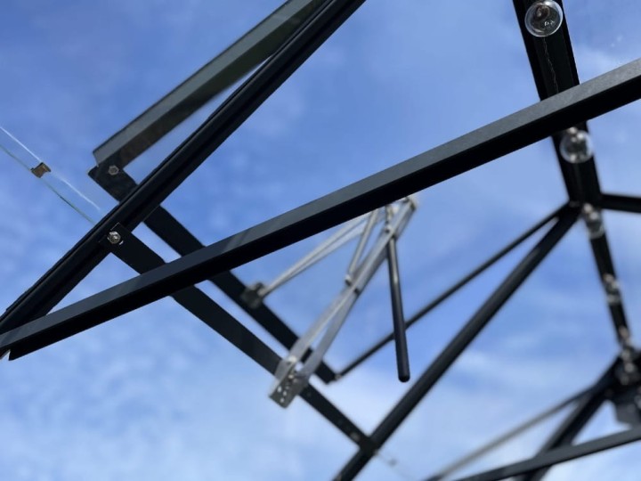 mechanizm automatycznie otwierający okno szklarni