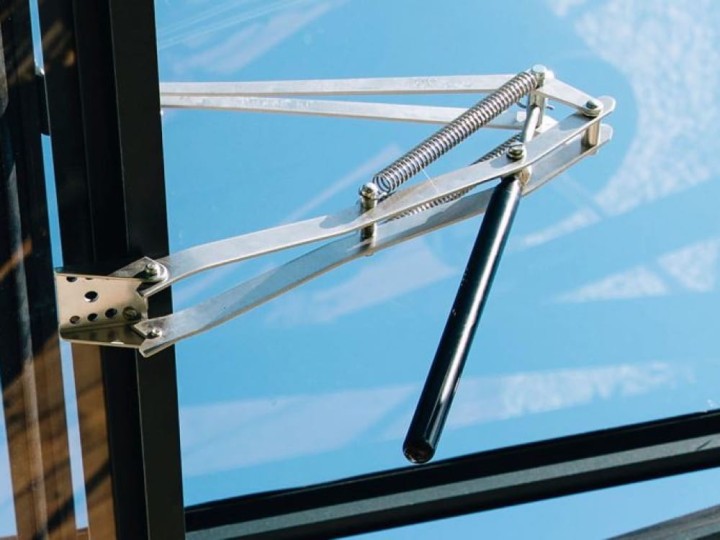 regulowany mechaniz otwierania okna szklarni